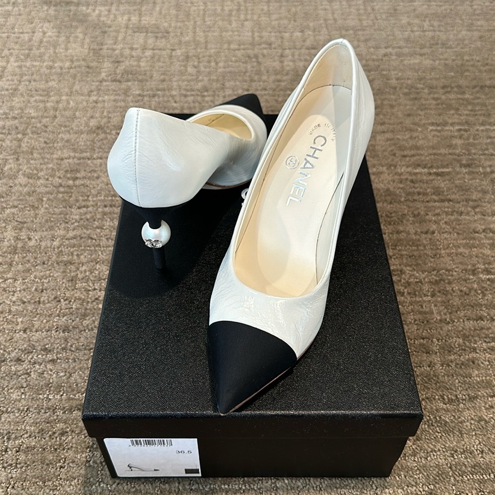 CHANEL Pumps